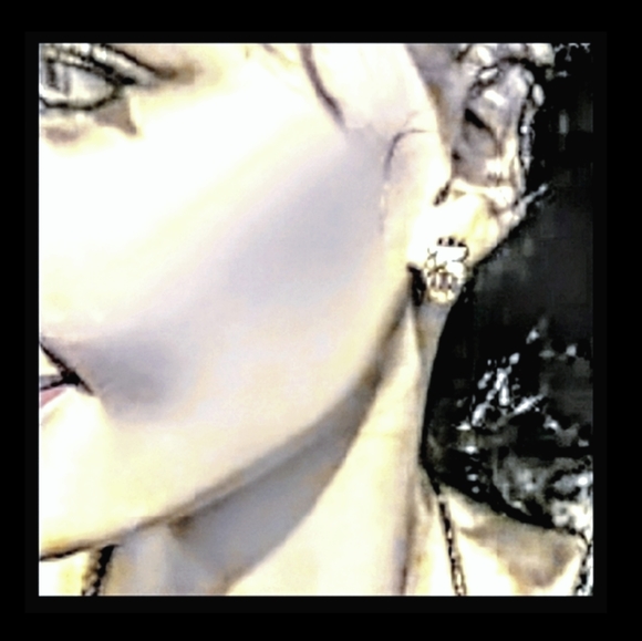 6 gr REAL 14K Gold Ribbed Diamond Earrings Huggies - Picture 4 of 4